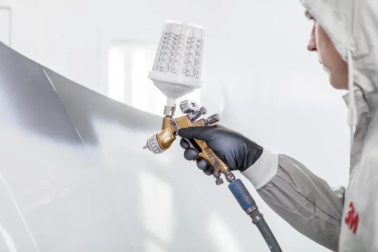 Маляр в краске. Безопасность при окрасочных работах. Ручные инструменты для окрашивания поверхностей. Окрасочные работы тест. Окрасочные работы тест.