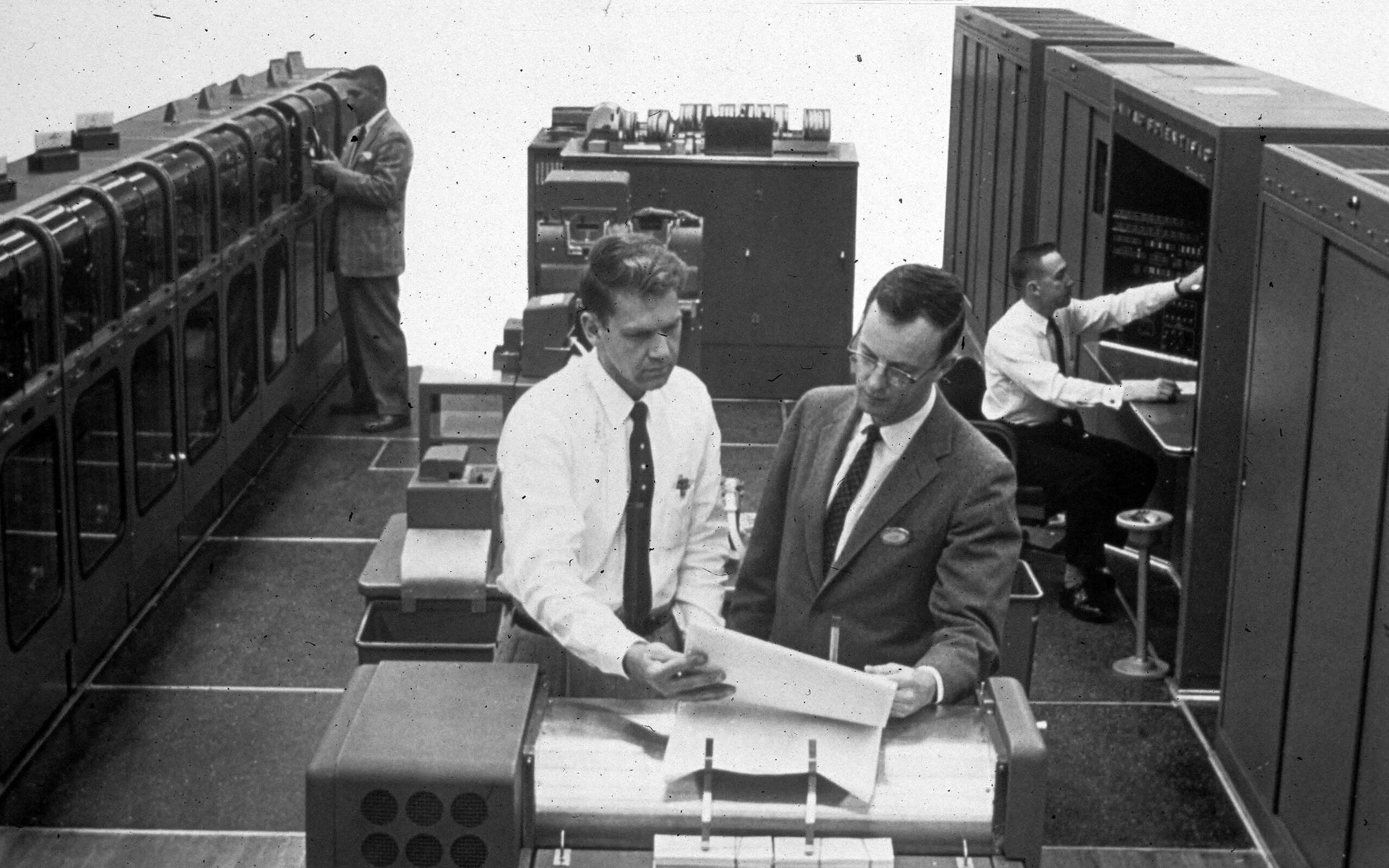 Эвм и интернет. Univac 1103. старые эвм. старый черно белый компьютер. разработка первого компьютера.