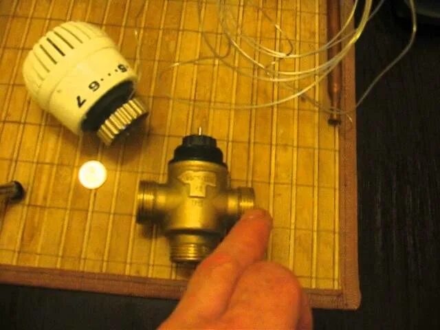 Трехходовой терморегулятор для отопления. Трёхходовой клапан для отопления с терморегулятором 80. Трехходовой клапан с термоголовкой. Терморегулятор для трехходового клапана. Трёхходовой клапан с термоголовкой 1".
