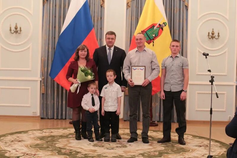 Рязанский сфр. Многодетные семьи Рязань. Любимов Рязань с семьей. Награждение Бирюков. Награждение ко Дню семьи Рязань.