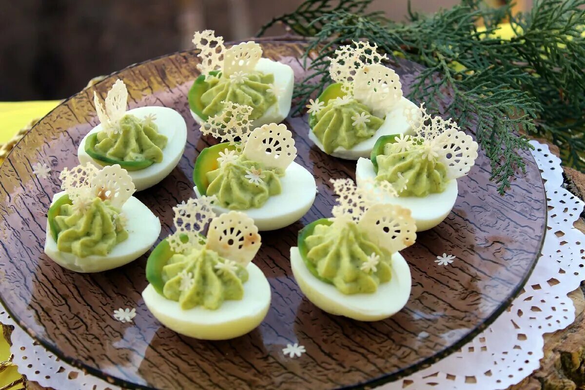 закуски на праздничный стол. фаршированные яйца с красной икрой. яйца фаршир икрой. украшение фаршированных яиц. закуски из яиц на праздничный стол.