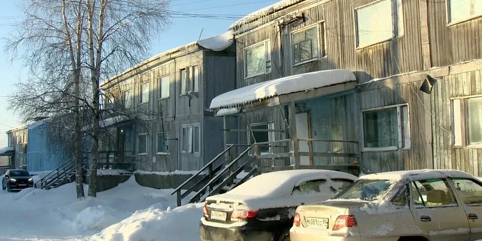 Ветхое жилье ямал. Переселение ноябрьск новые квартиры. Ноябрьск деревяшки. Бамовский дом салехард. Ветхое жилье в тарко сале.