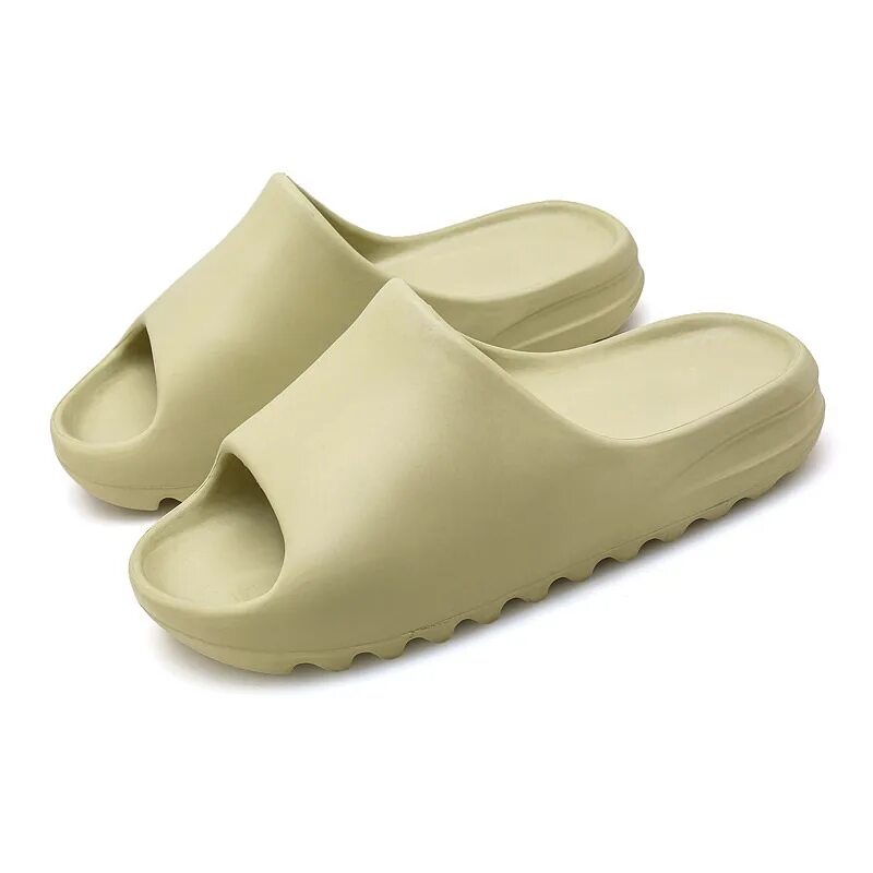 Тапочки Yeezy Slide. Шлепки из ЭВА Yeezy Slide. Рещиновые ьарки моднце. Популярные тапки резиновые.