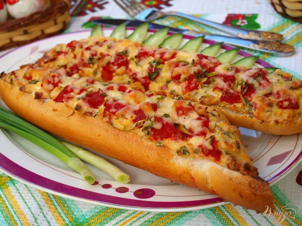 Батон с колбасой и сыром. Бутерброды на праздничный с колбасой и сыром. Батон с колбасой и сыром. Горячий бутерброд с ветчиной. Фаршированный батон в духовке.