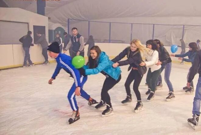 Каток таганрог. Таганрог каток ледовый дворец. Каток на толбухина таганрог. Каток в таганроге лазурный расписание. Открытый каток таганрог.