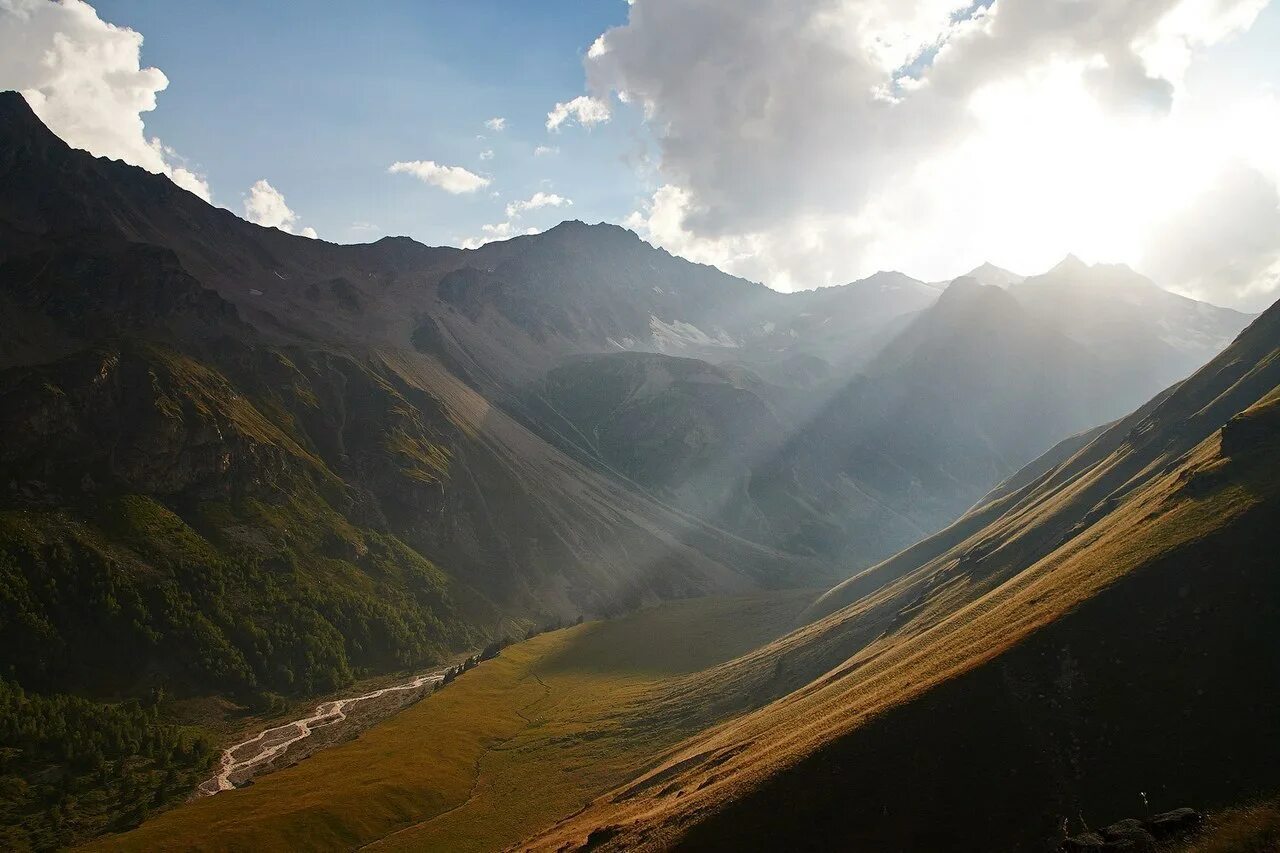 Северо кавказский хребет. Водораздельный хребет большого кавказа. Горы кавказского хребта. Кавказский горный хребет. Алу тау северного кавказа.