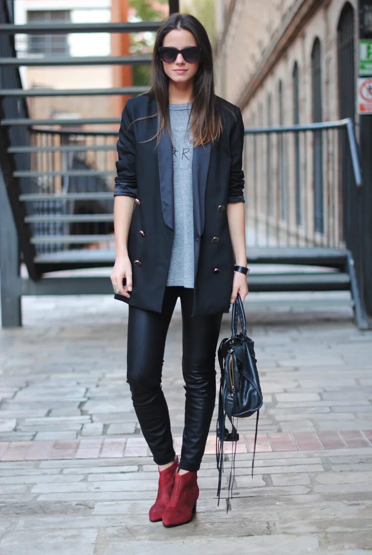 Косуха и джинсы. Образ под ботильоны. Stuart weitzman бордовые ботинки. Ботильоны лук. Ботильоны лук.