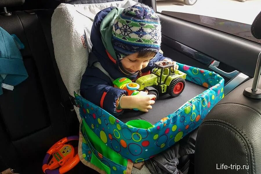 Что взять ребенку в дорогу на машине. Развлечение для детей с машинами. Автопутешествие с детьми. Вещи для путешествий на машине. Путешествие с ребенком до года на машине.