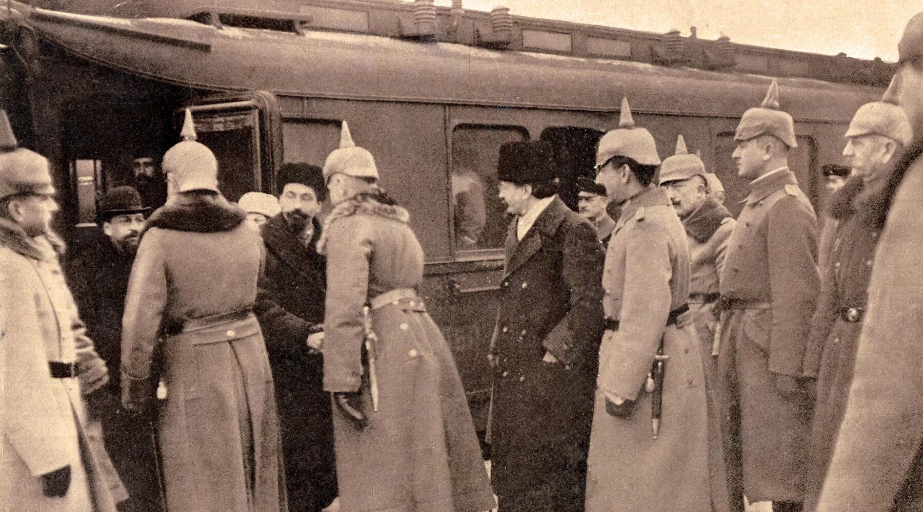 Переговоры в Брест-Литовске 1918. Троцкий в Брест-Литовске 1917. Троцкий на переговорах в Брест-Литовске. Переговоры в Брест Литовске 1918 год. Переговоры о перемирии