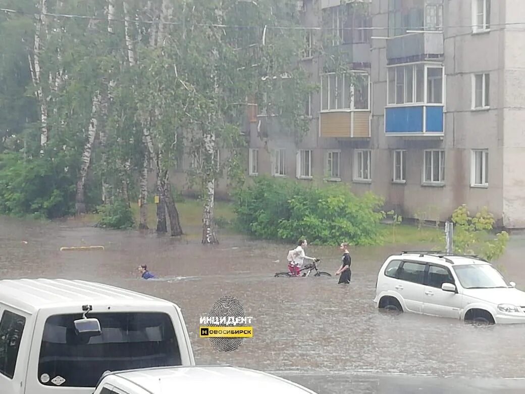 Грозили сегодня. Наводнение в Новосибирске. Потоп в Новосибирске. Ливень в Новосибирске. Сильный дождь в Новосибирске.