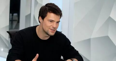 Где работает актер