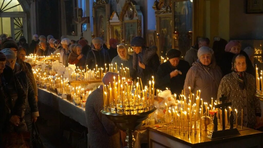 Поминальная служба в церкви. Поминальная панихида. панихида по усопшим. заупокойный канон в храме.