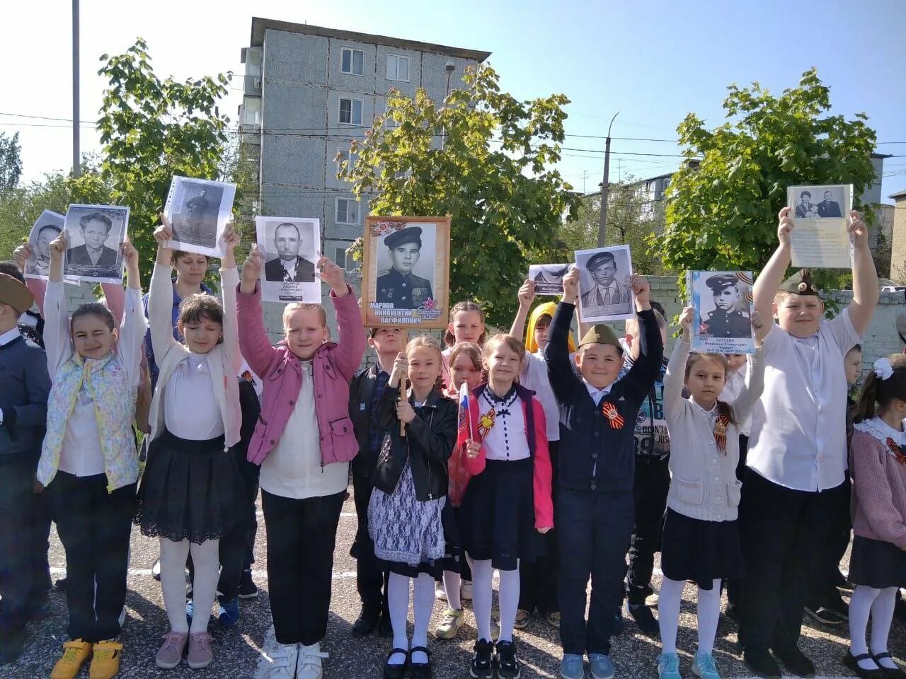 Линейка победы. День победы линейка в начальной школе. 9 мая линейка в школе. День победы линейка в начальной школе. Линейка ко дню победы.