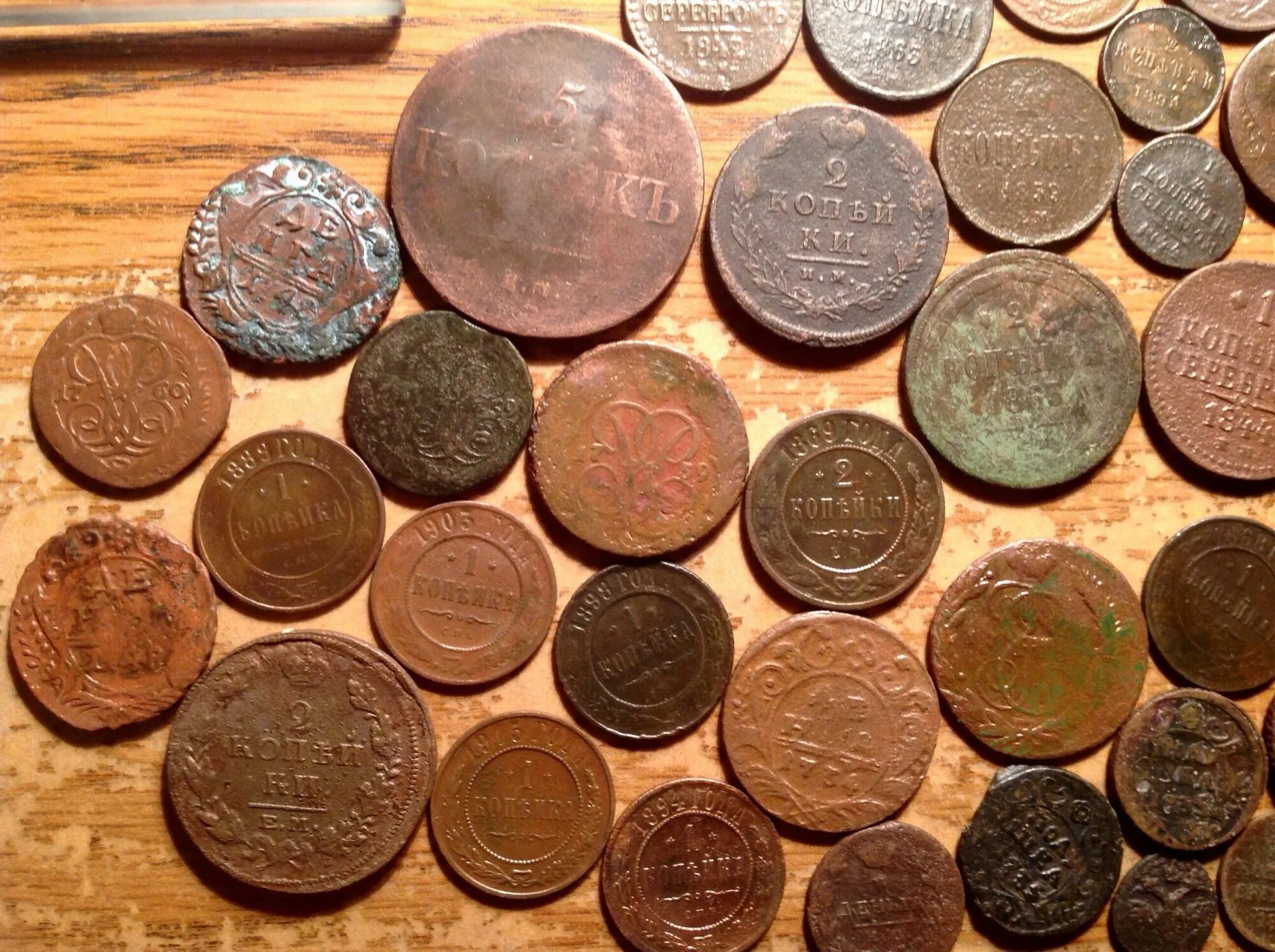 фальшивые монеты российской империи. монета чешуйка петра 1. 10 рублей гашеная. как почистить древнеримские монеты. монеты 49.