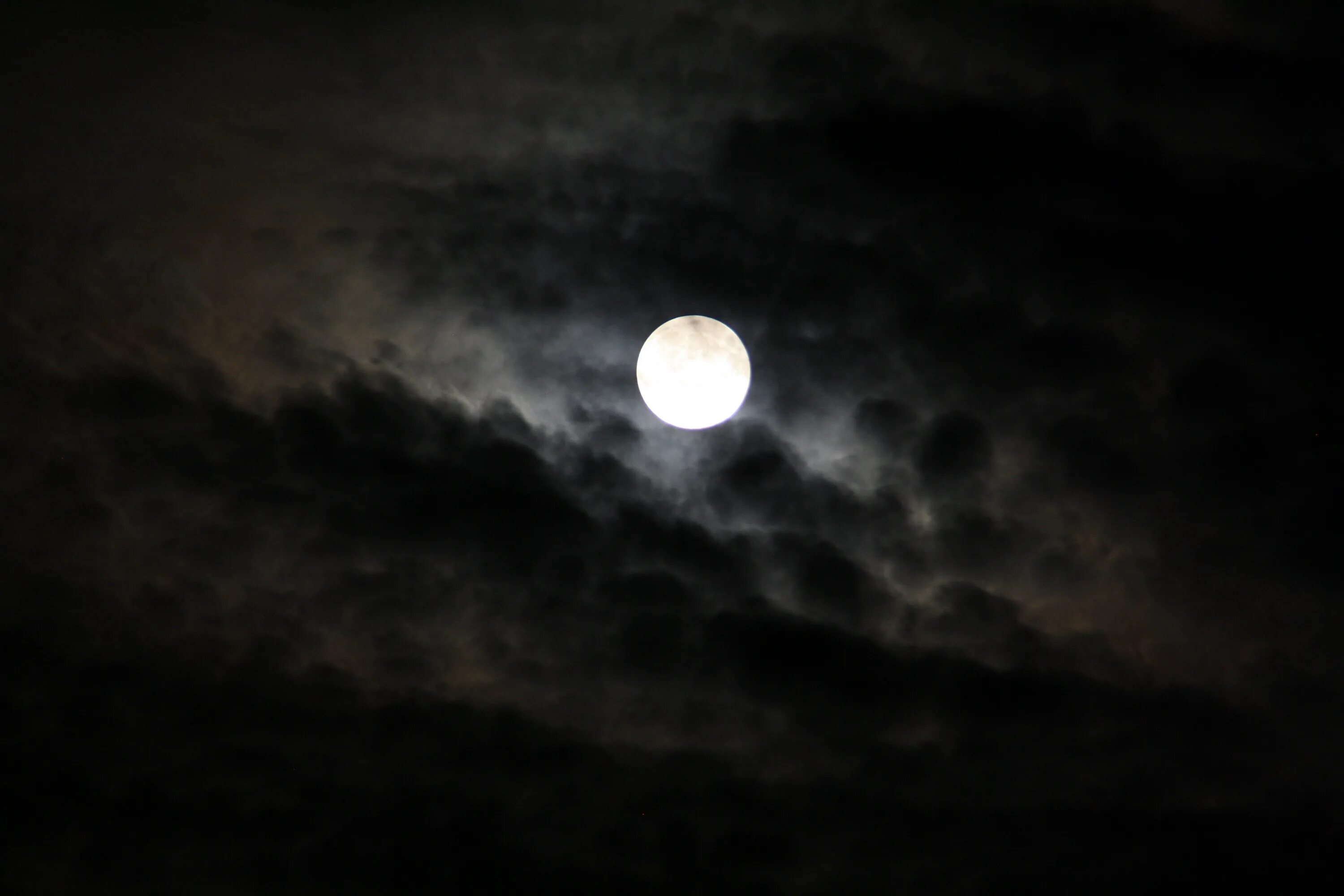 Ночь с луной 4. Лунное небо. Ночное небо с луной. Темное небо с луной. Луна на небе.