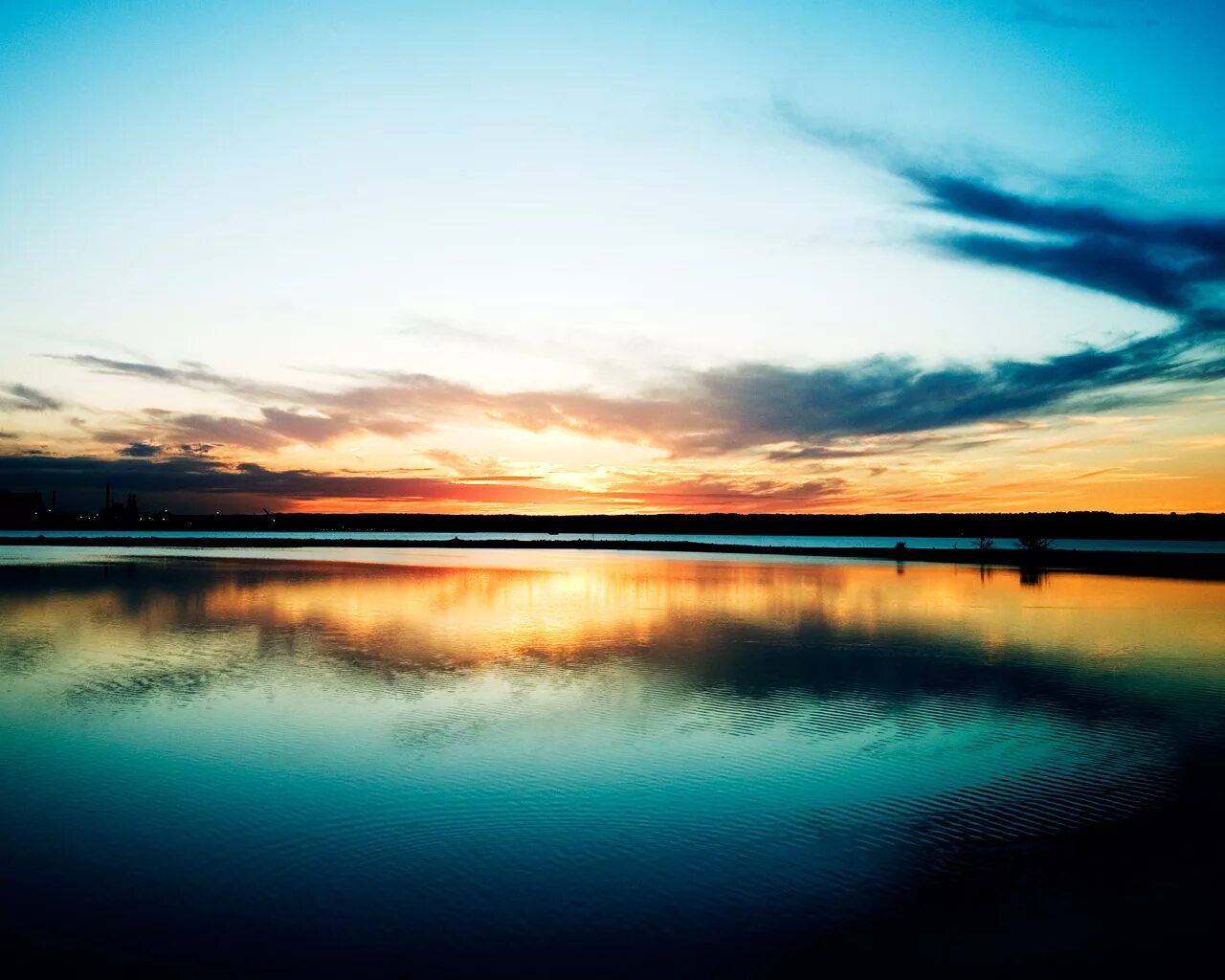 Спокойный фон. Нейтральное фото. Гладь воды. Нейтральный фон. Океан.