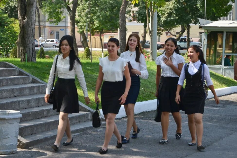 Казашки на улицах. Узбекский школе форма. Узбечки на улице. Школа таджикский девочка. Узбекские девочки в школе.