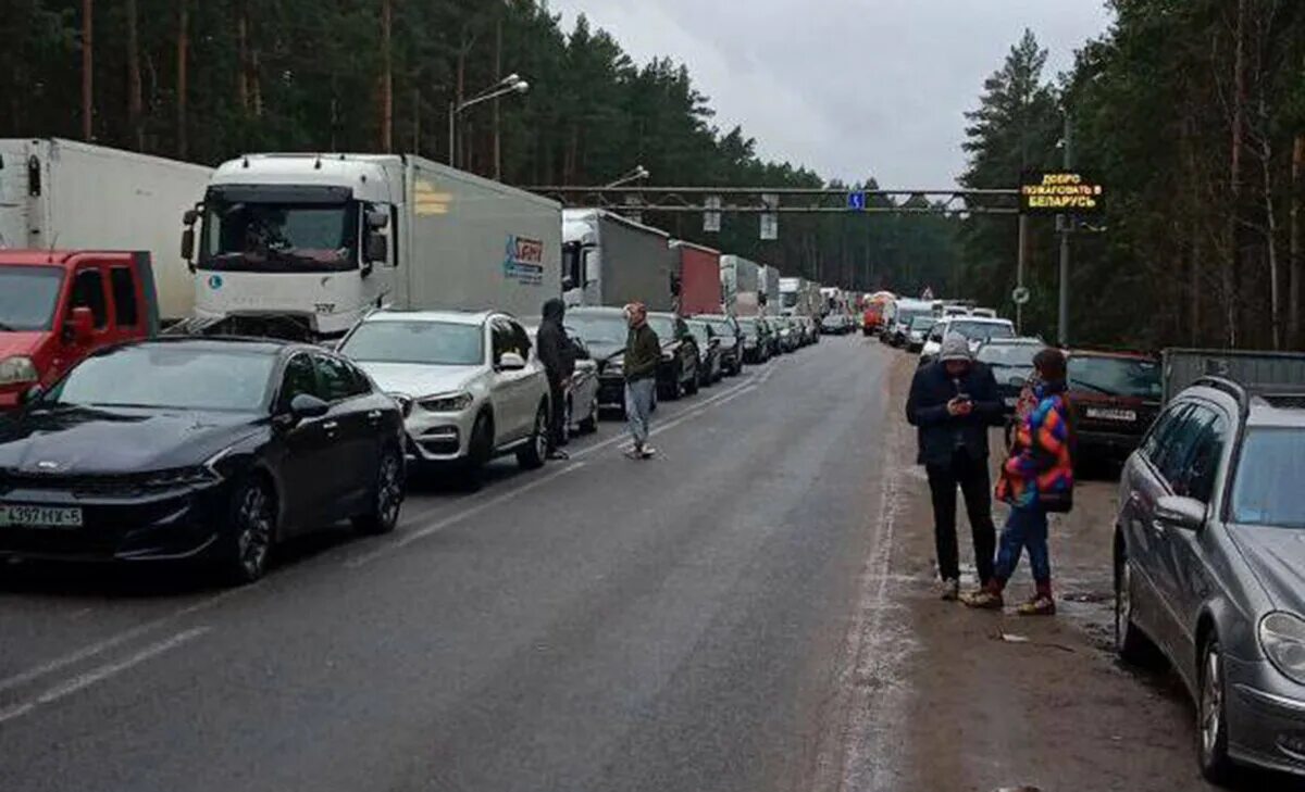 Какая очередь на границе брест автобусов сейчас. Очередь на границе с грузией. белорусско-польская граница. граница польши и белоруссии. очередь на маршрутку.