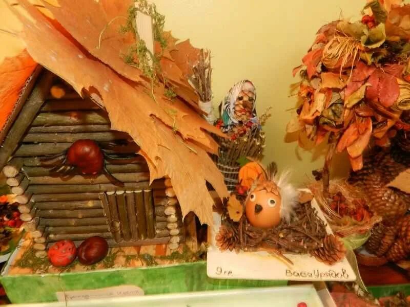 Каралийчев осенняя сказка. Сказочный герой из природного материала. Осенняя сказка для школы. Фантазия осени для детского сада. Композиция из природного материала.