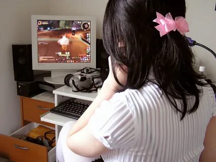 Девушка играет со своей