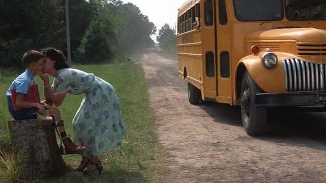 The bus the end. Форрест Гамп школьный автобус. Форрест Гамп фильм 1994. Форрест Гамп в автобусе. Водитель школьного автобуса в фильме Форест Гамп.