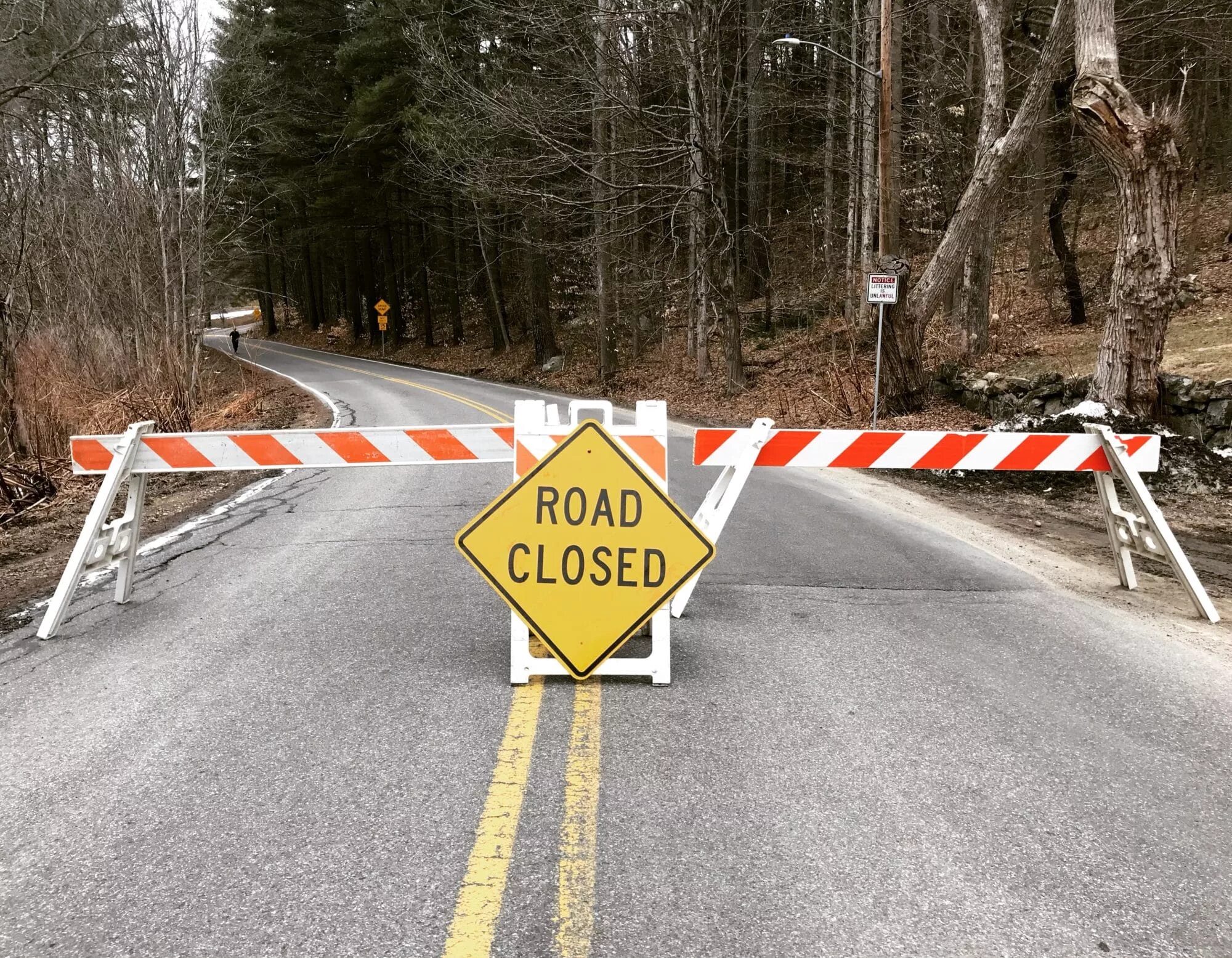 С какого закрываются дороги. Road closed. Закрытая дорога. Замкнутая дорога. Дорога закрыта знак.