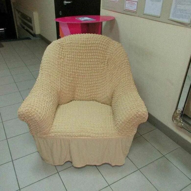 Как правильно одеть чехол на кресло. Надеть чехол на диван. Чехол для кресла. Поролоновые трубки для чехла на диван. Накидка на кресло.