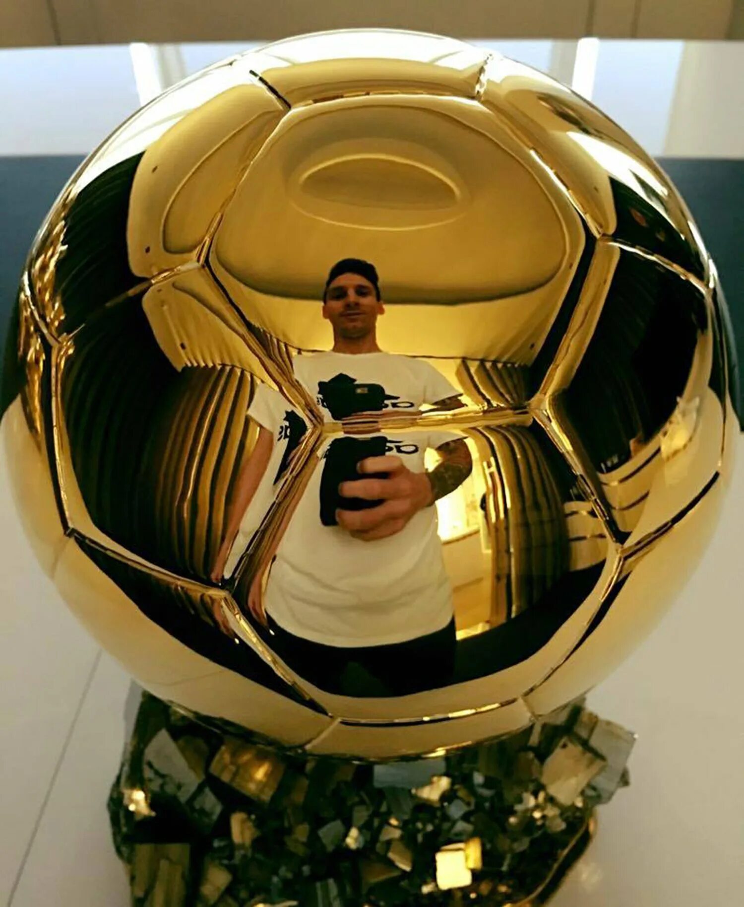 1 мяч в мире. Месси золотой мяч. Золотой мяч адидас. Лионель Месси золотой мяч. Селфи Месси с золотым мячом.
