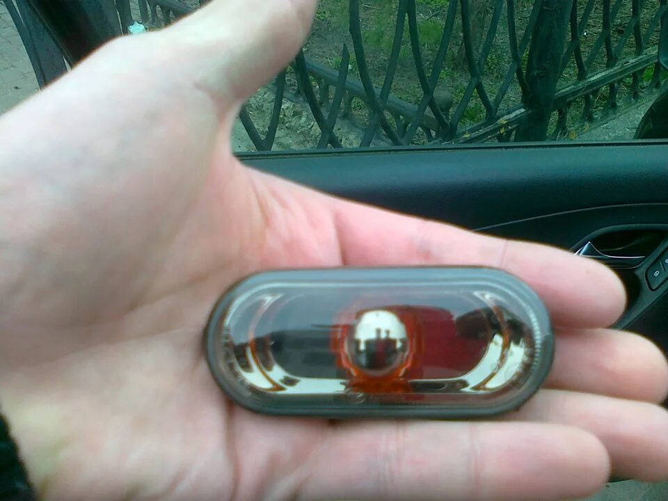 Темные повторители поло седан. Повторитель поворота фольксваген поло седан. Повторитель поворота фольксваген поло 2013. Динамические поворотники фольксваген поло седан. Поло седан 2010 стояночные огни.