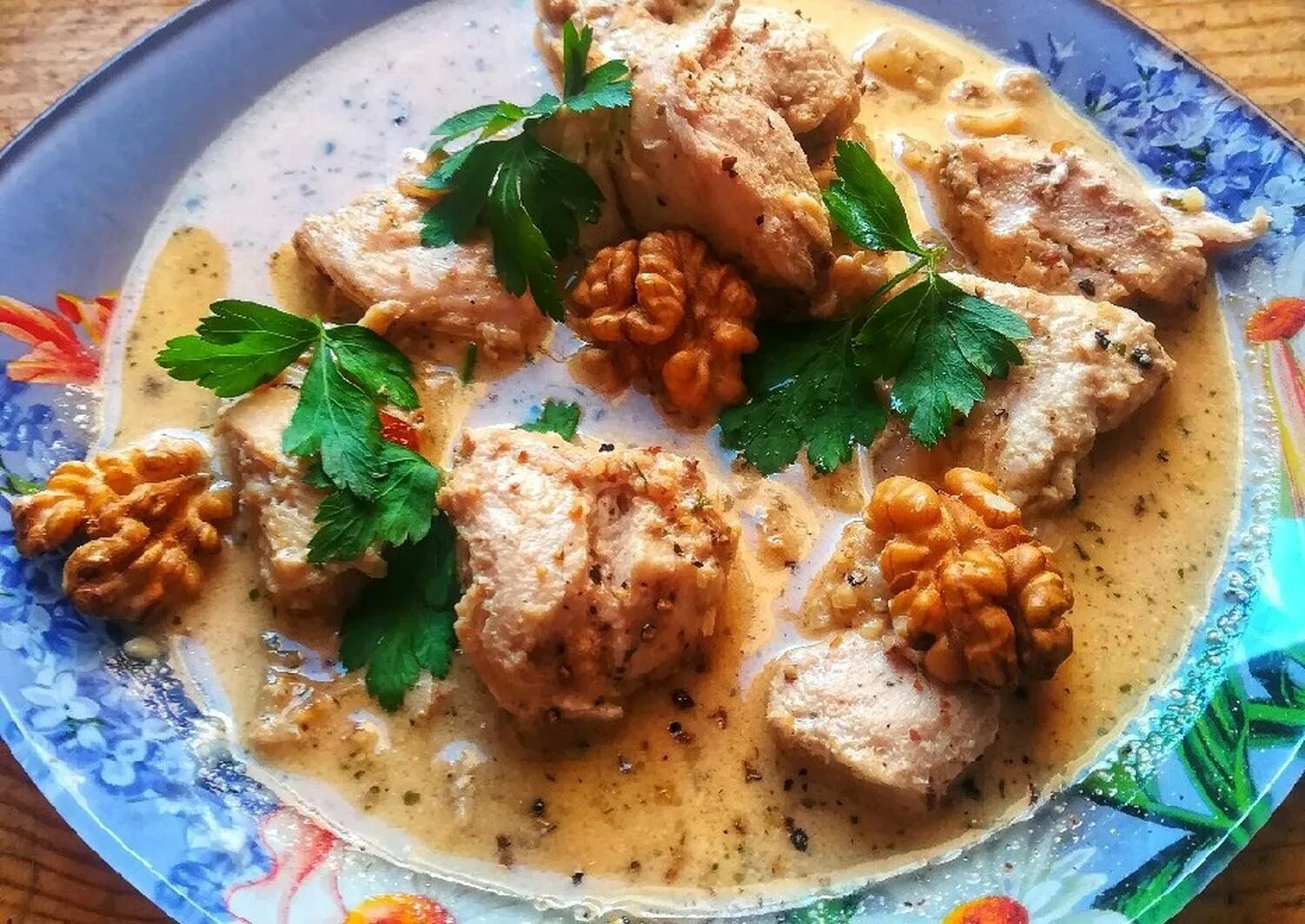 Блюдо сациви из курицы. Сациви. грузинская кухня сациви. курица с грецкими орехами по-грузински. сациви из курицы с грецкими орехами.