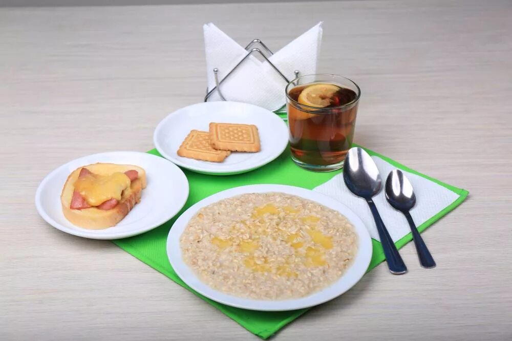 Каша и бутерброд на завтрак. Сервировка завтрака с кашей. Сервировка стола к завтраку с кашей. Школьный завтрак.