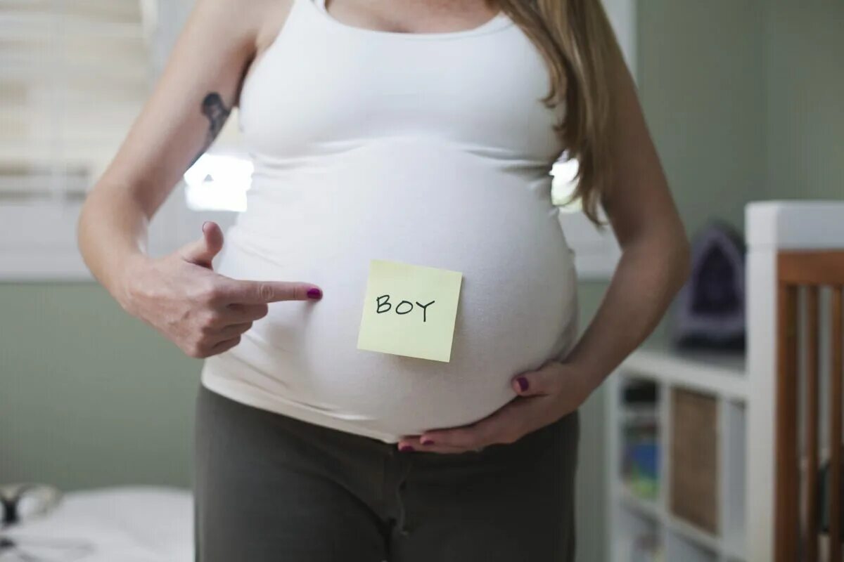 Включи где она беременна. Форма живота беременной мальчиком. Животики беременных мальчиками. Пол по животу беременной. Беременный мальчик.