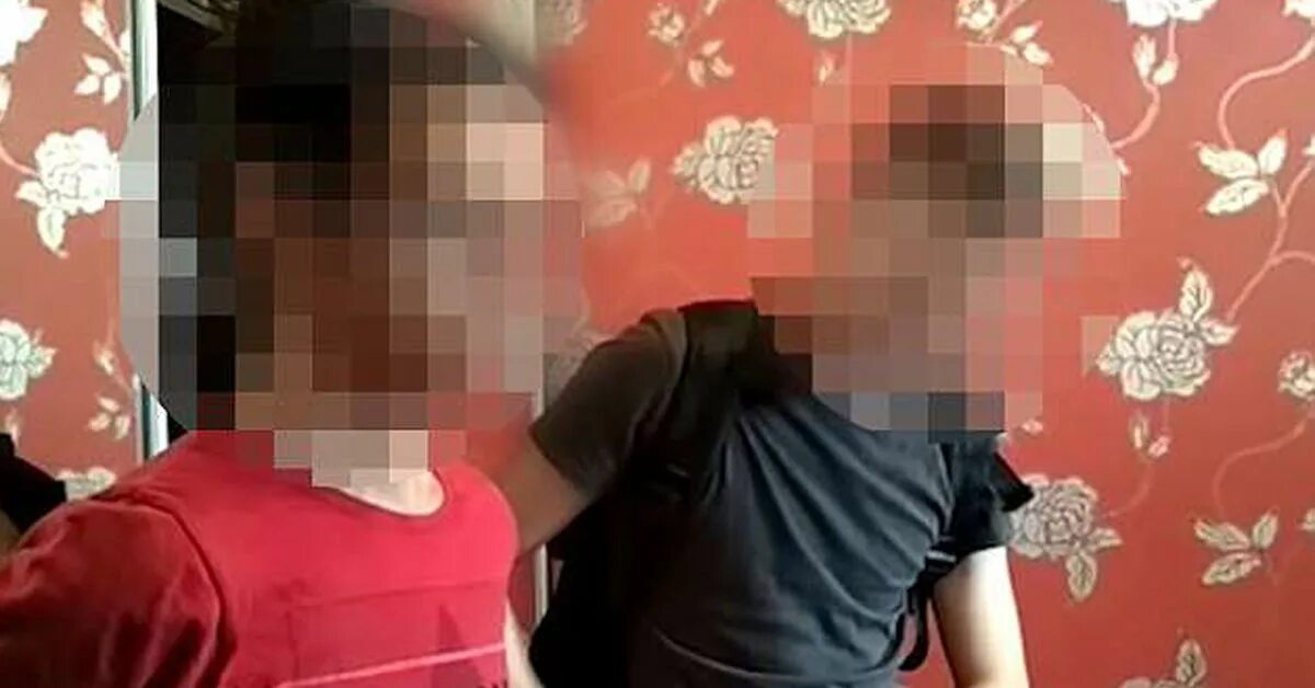 Папа малолетнюю дочь. Совратила несовершеннолетнего. отец и несовершеннолетняя дочь. отец с малолетней дочерью. отец совратил несовершеннолетнюю.