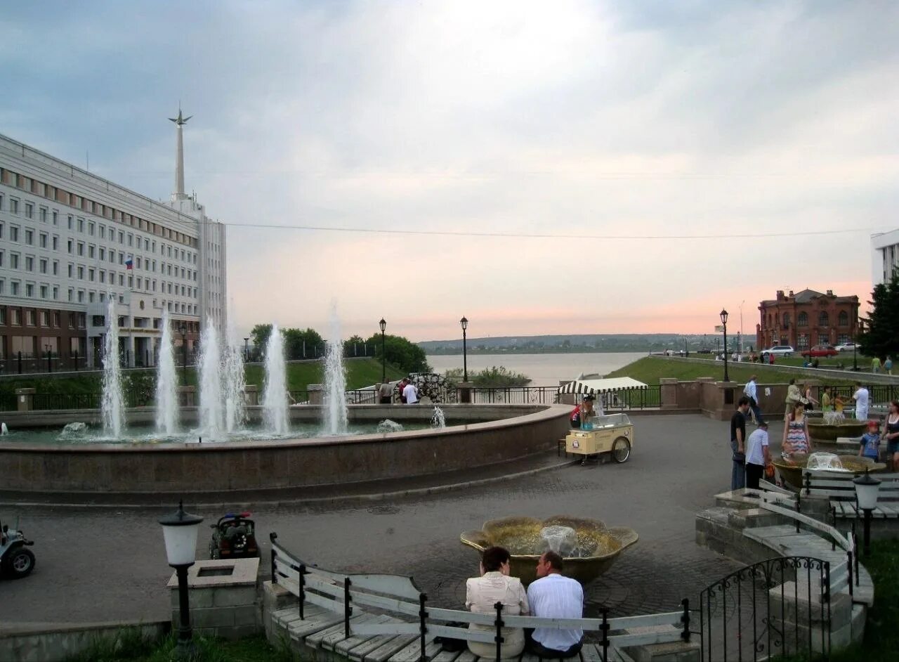 К середине лета на набережной Ушайки в Томске появятся три светодиодных экрана -