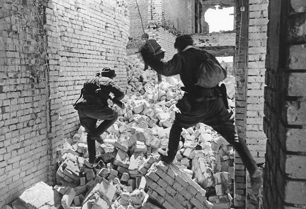 Бои в сталинграде в городе. Битва в Сталинграде 1942. Сталинградская битва уличные бои.