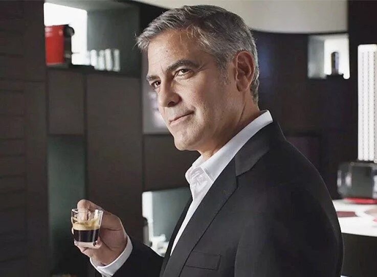 Рекламирует кофе. Джордж Клуни неспрессо. Реклама неспрессо с Джорджем Клуни. Клуни неспрессо. Нескафе Джордж Клуни.