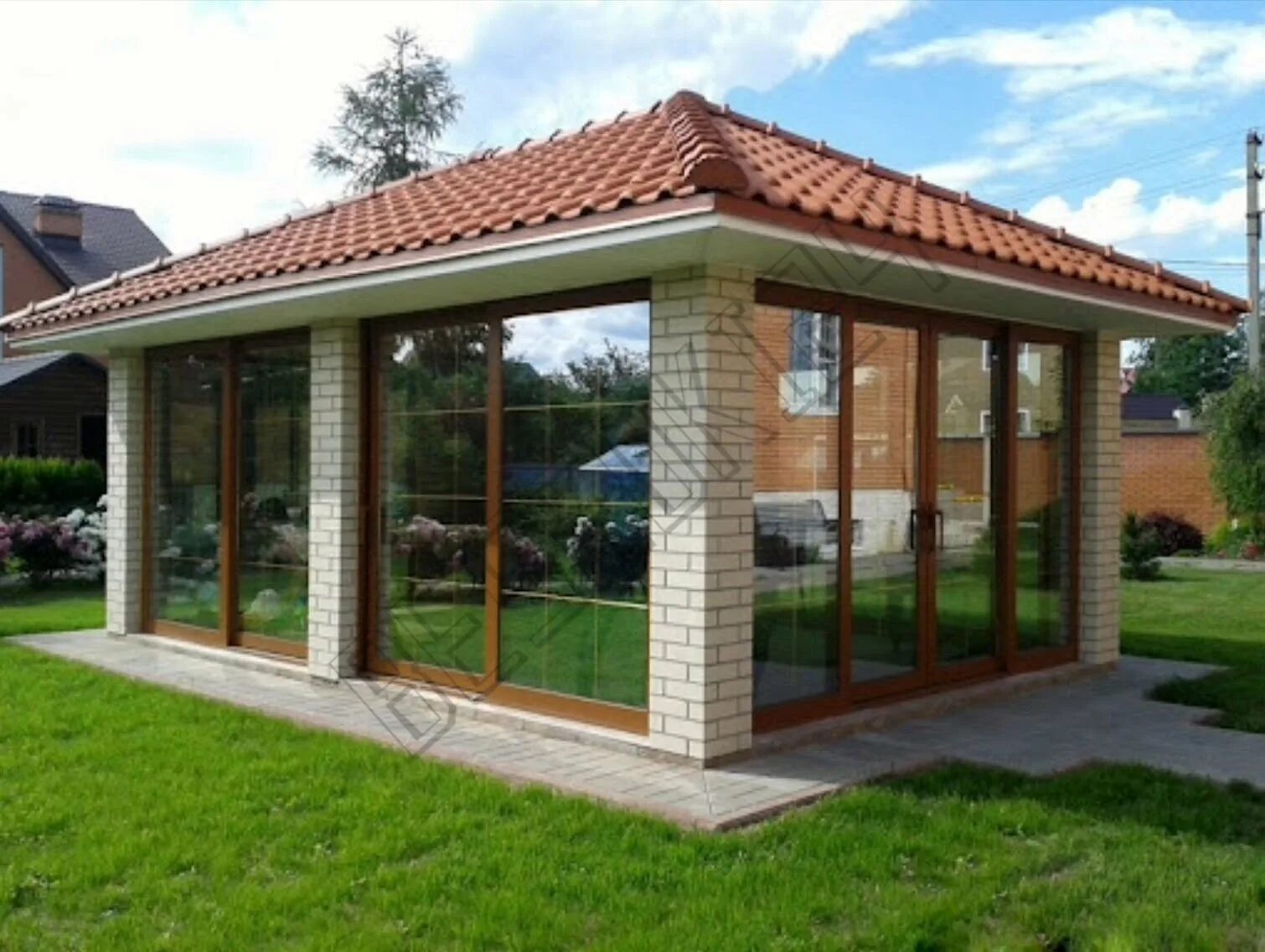 Кирпичная односкатная застекленная беседка