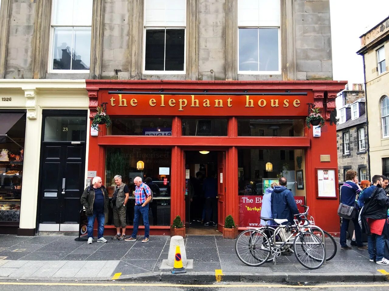 Elephant house. The Elephant House кафе в Эдинбурге. Шотландия кафе. Трактир в Шотландии.