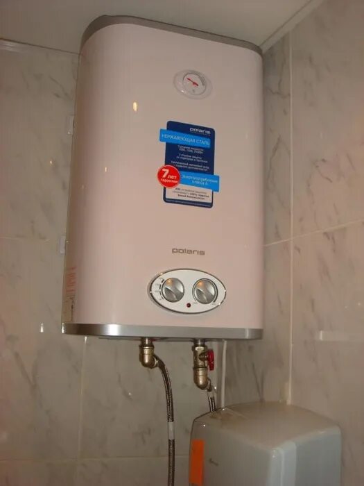 Бойлер аристон 100 планка крепления. Мастер по ремонту водонагревателей. Замена бойлера. Установка водонагревателя. Монтаж водонагреватель накопительный 50 литров.