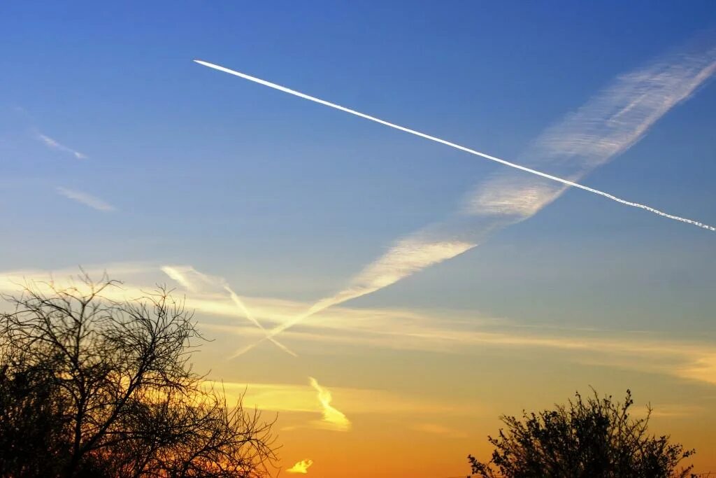 полосы от самолета на небе. разгорающаяся на небе полоска. разгорающаяся на небе полоска. инверсионный след. полосы на небе.