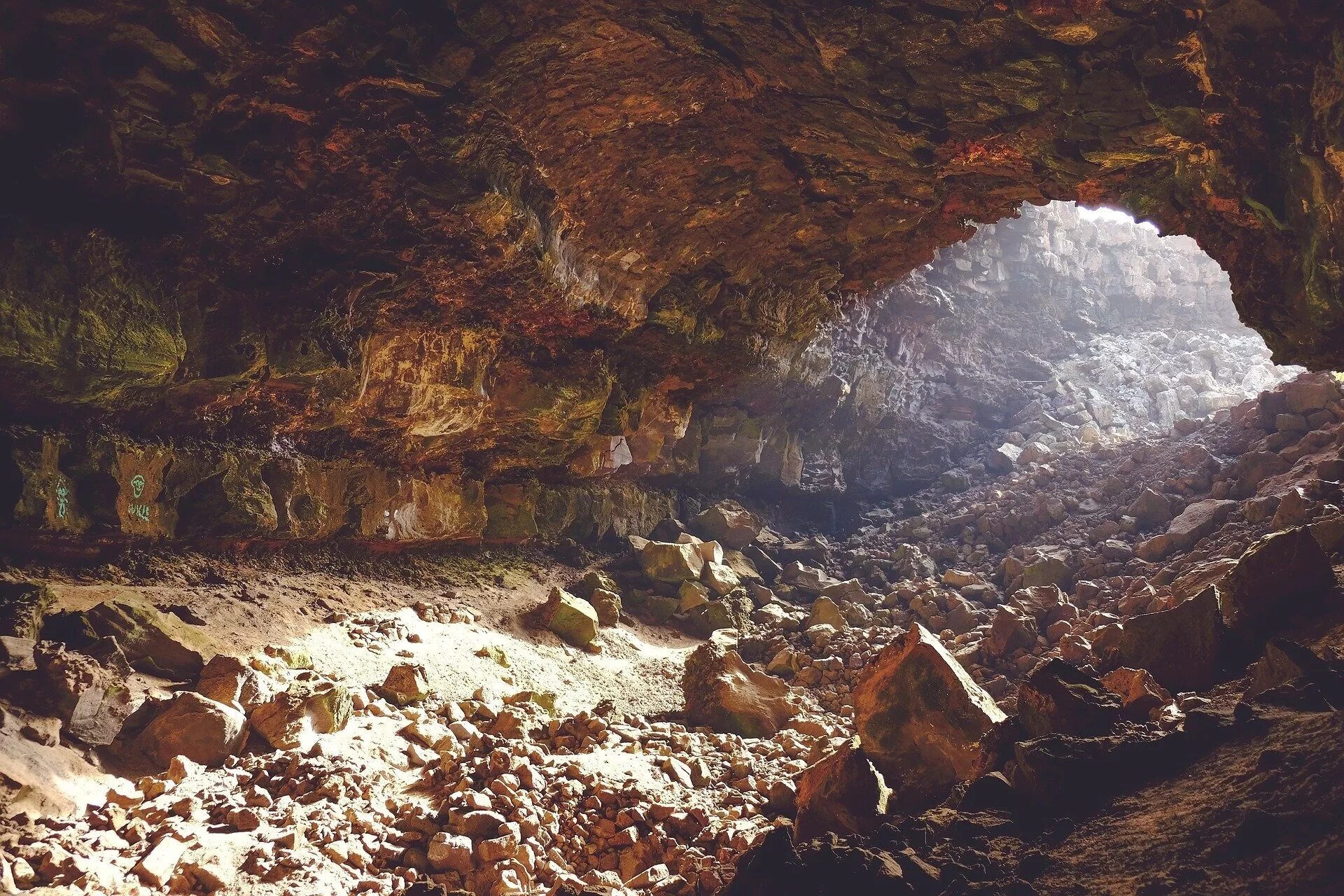 Ancient cave. Пещера Харрисонс-Кейв. Пещера Морганс-Кейв. Карабудахкентские пещеры. Пещера Дзудзуана.