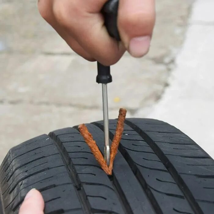 Как заклеить безкамерку жгутом. Tubeless tire repair kit. ремкомплект прокола бескамерной шины. ремонт шины автомобиля жгутом. прокол шины жгут.
