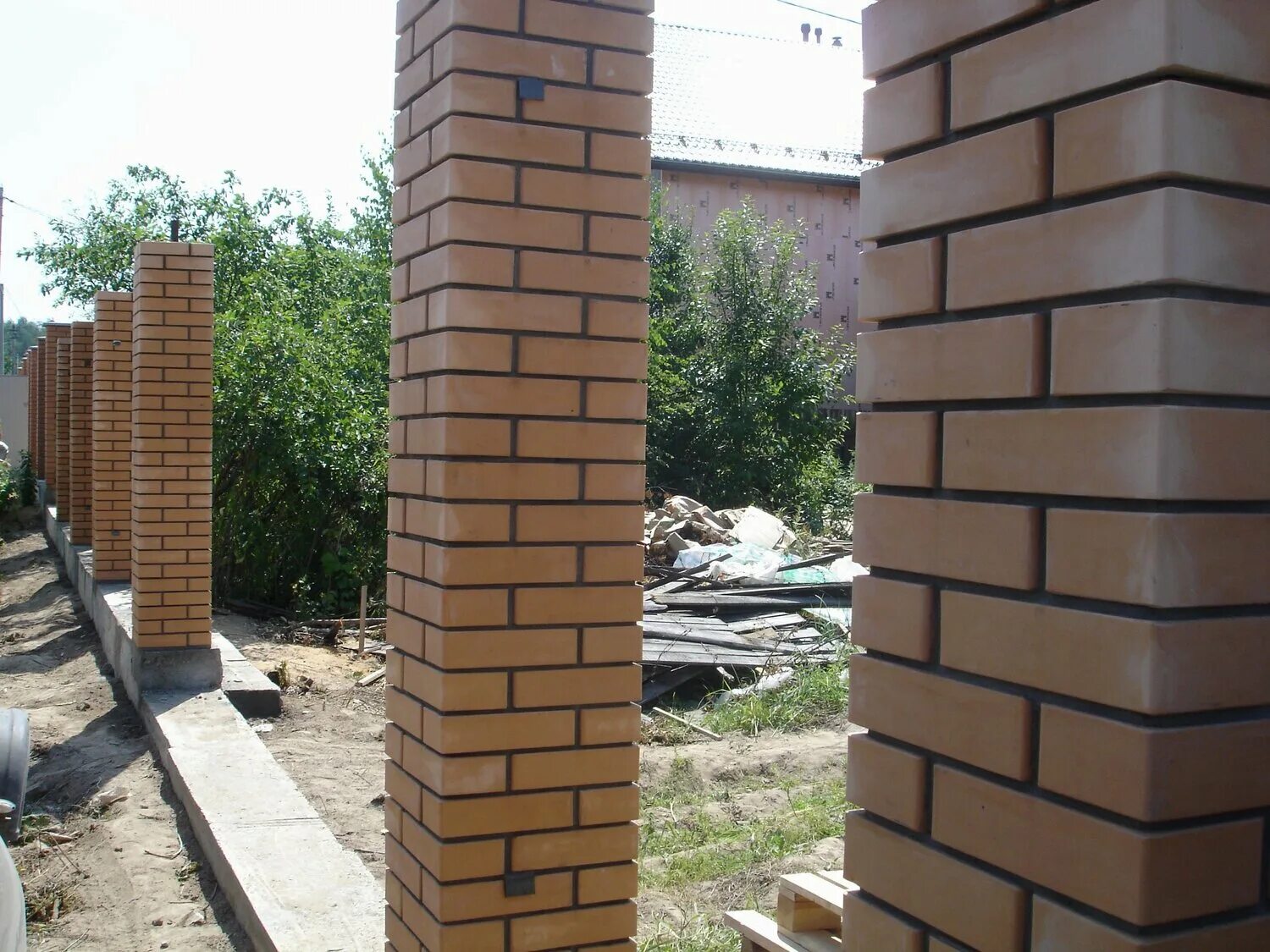 Расценка кирпич облицовка. Кирпичная колонна 510х510. кирпичный столб 380х510. кирпичный столб 510 на 380. колонна из кирпича 380х380.