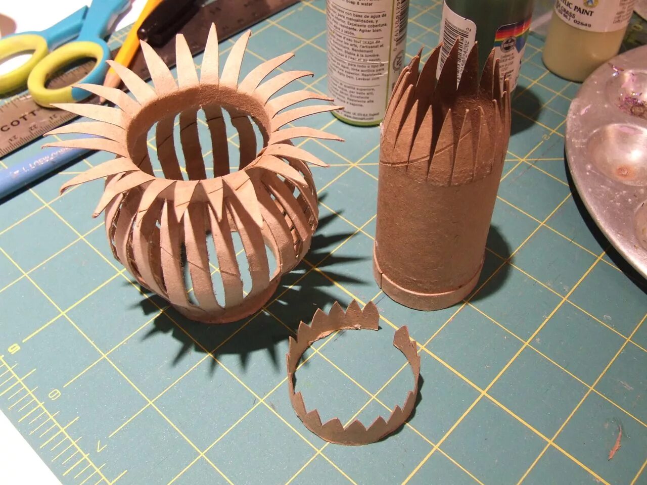 Ваза из втулки. Вазы из картонных труб. Втулка от бумажных полотенец. Вазы из втулки. Ваза из втулки.