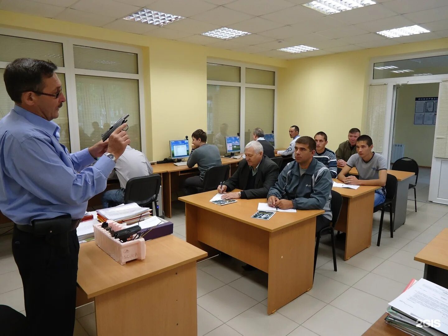 Подготовка охранников. Учебный центр карьера. Профессиональное обучение. Повышение квалификации учителей. Обучение взрослых людей.