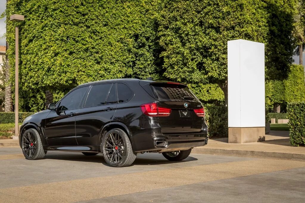 Диски на х5 g05. BMW x5 f15 hre. BMW x5 f15 Tuning Black. BMW x5 f15 r22. BMW x5 f15 коричневый.