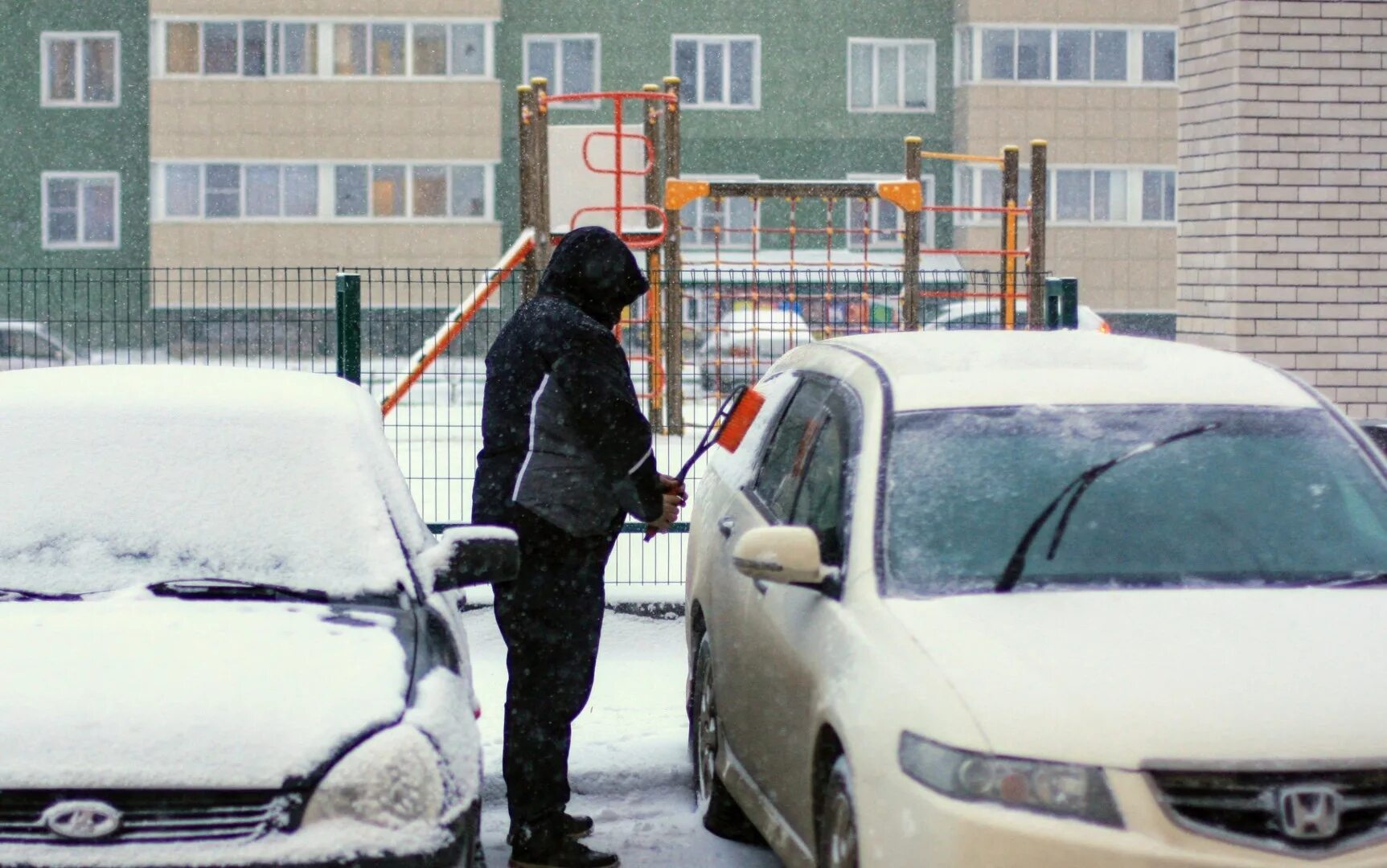 Сколько надо греть машину. Отогрев авто зимой. Машина прогревается. Мороз авто.