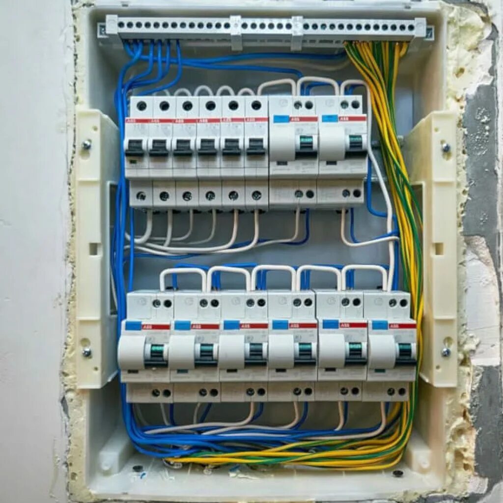Сборка щитов автоматов. Распределительный щит на 380. Расключение электрического щитка. Монтаж распределительного щита 380в. Расключить электрический щит.