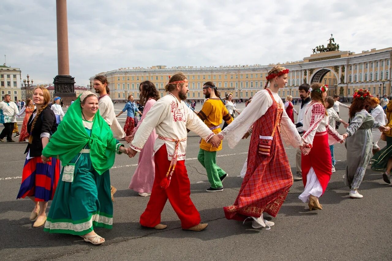 На праздник водят хороводы. Хороводы мира. хороводы россии фестиваль. хороводы шествия. хороводы мира в санкт-петербурге.