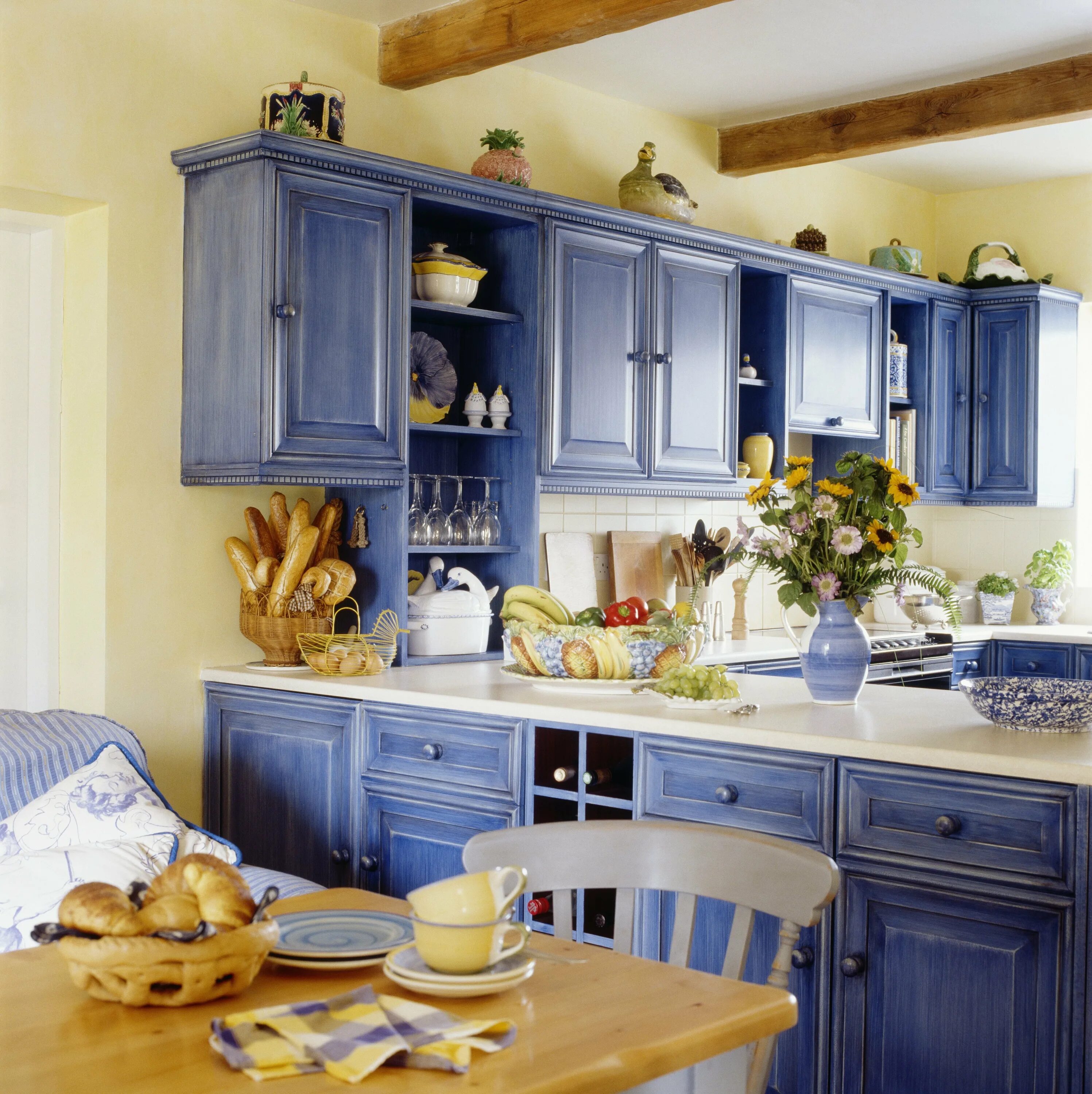 Как украсить кухонный. Голубая кухня Прованс Антарес. Кухня Кантри Прованс синяя. Синие кухни. Синяя кухня в стиле Прованс.